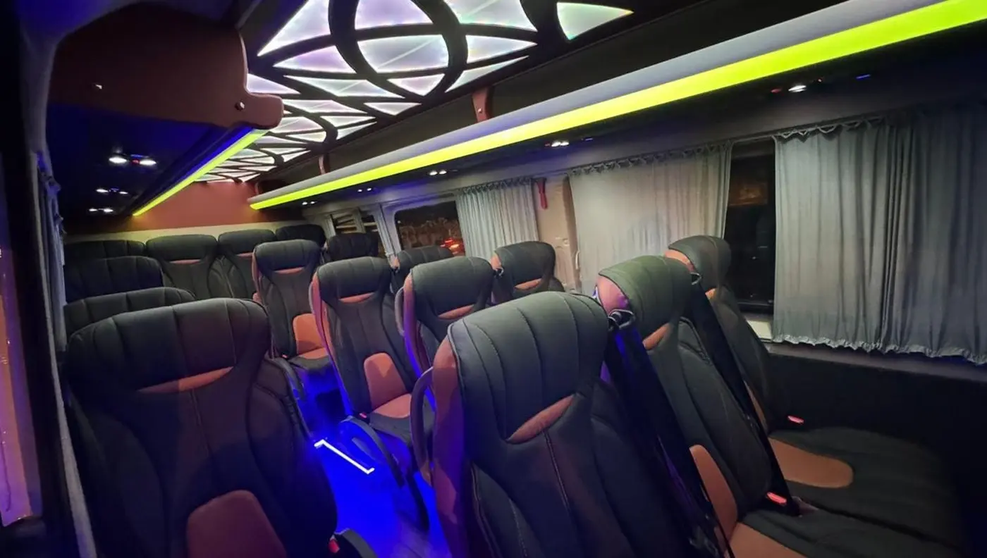 Intérieur du minibus 17 places OZ Private Transport
